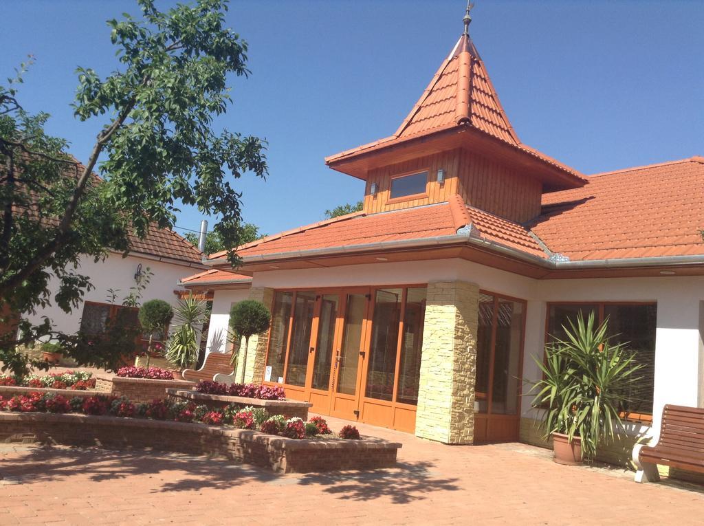 Bornemisza Kuria Apartment Tiszabecs Exterior foto