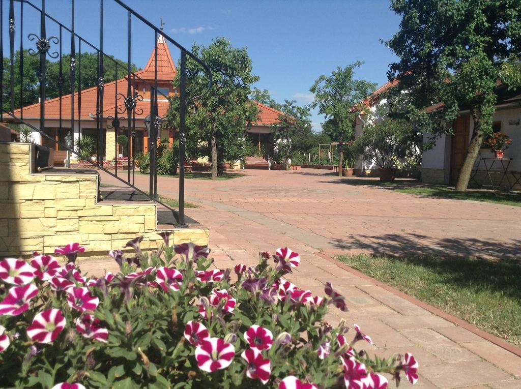 Bornemisza Kuria Apartment Tiszabecs Exterior foto